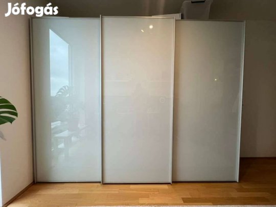 Modern magasfény hatású üveglapos fehér toló ajtós gardrób