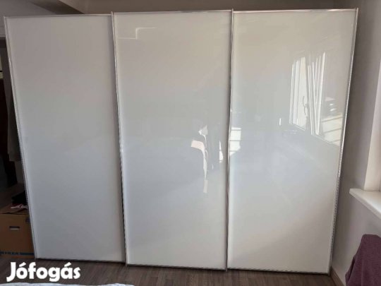 Modern magasfény hatású üveglapos fehér toló ajtós gardrób