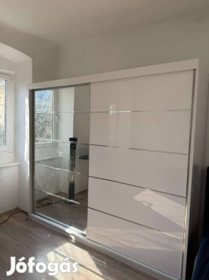 Modern magasfény hatású üveglapos fehér tükrös gardrób