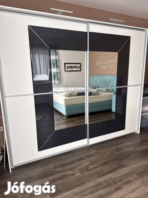 Modern magasfényű fehér/fekete tükrös toló ajtós gardrób