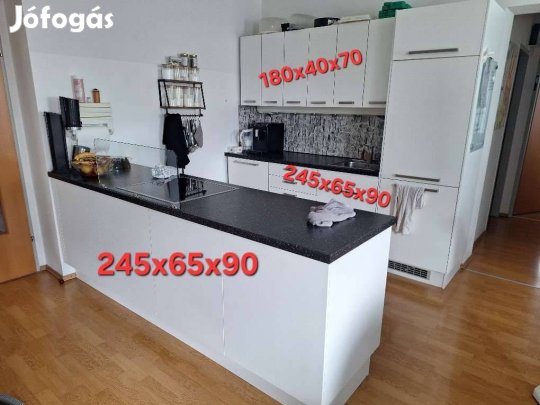 Modern matt fehér szigetes konyhabútor kompletten gépekkel