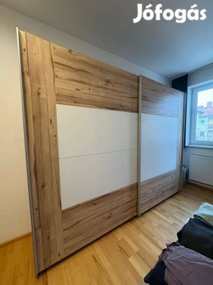 Modern matt fehér/tölgy toló ajtós gardrób