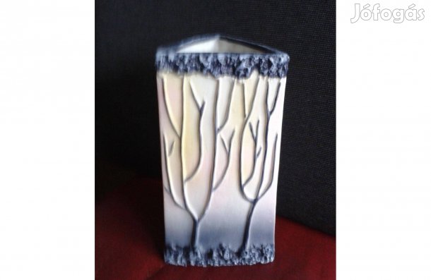 Modern mutatós kerámia váza, háromszög alakú