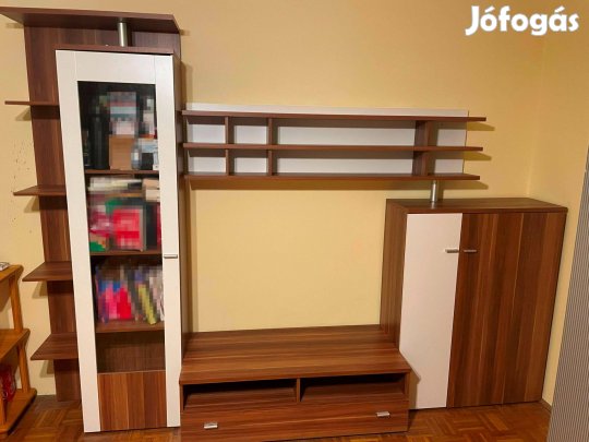 Modern nappali szekrénysor dió-fehér színben vitrin, polcos elem, TV