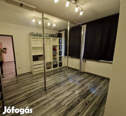 Modern óriás toló ajtós gardrób szekrény