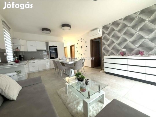 Modern otthon alacsony rezsivel és garázzsal