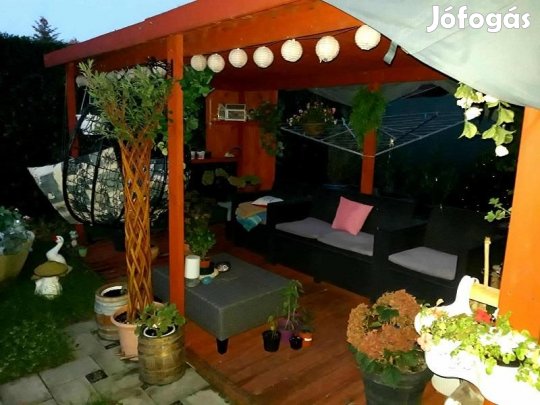 Modern téglalakás - hangulatos kerttel