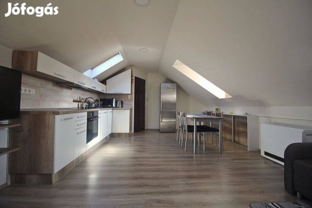 Modern tetőtéri lakás,eladó Kőszegen,lakóparki környezetben!