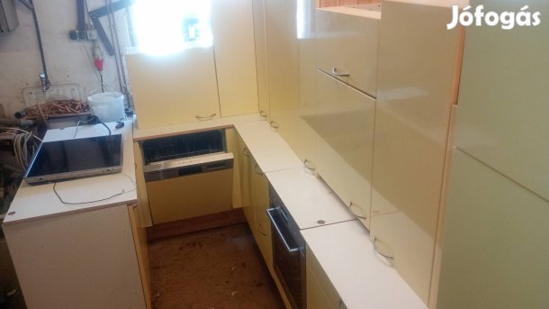 Modern vanília magasfényű konyhabútor komplett gépekkel  