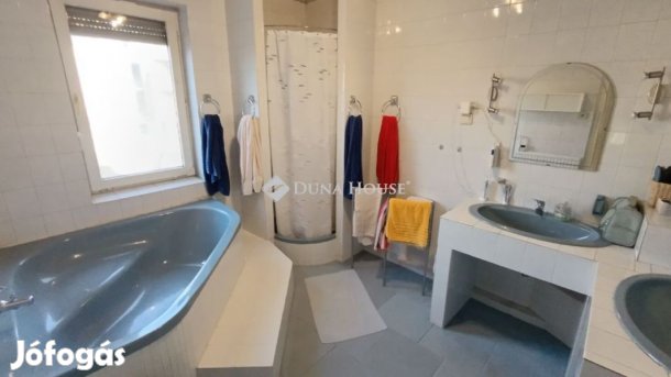 Mohácson egyedi adottságokkal rendelkező 150 nm nagyságú lakás eladó