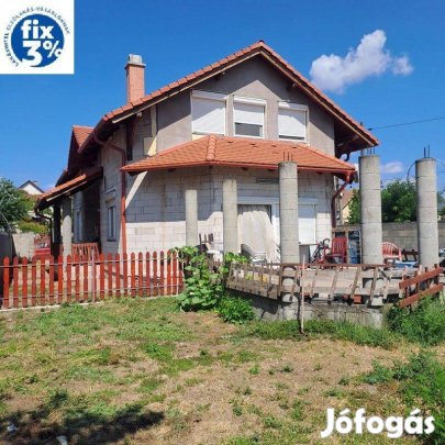 Monor Telepi részén, 3 szoba+2 nappalis, 180 m2 családi ház