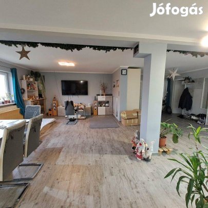 Monor Telepi részén felújított 3 háló+nappalis családi ház