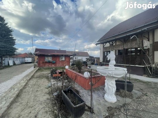 Monor, Központ közeli utca, 110 m2-es, 3 generációs, családi ház