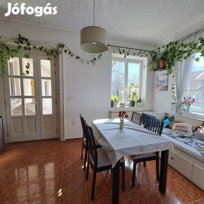 Monor belvárosban belül felújított 130 m2 családi ház, 1327 m2 telek