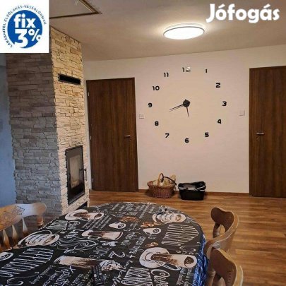 Monor központban 115 m2 teljesen felújított társasházi lakás telekkel