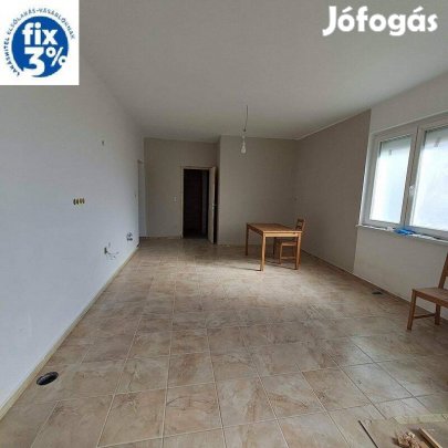 Monor központban 85 m2-es, teljesen felújított társasházi lakás