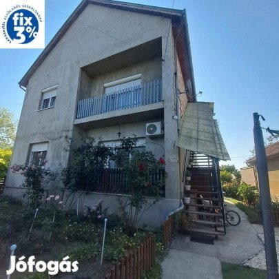 Monor központjától pár percre 3 szoba + nappalis emeleti lakás