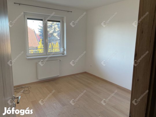 Monor szívében, modern, napfényes otthon eladó!