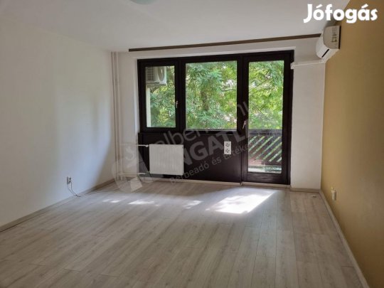 Monori utcában 67 m2-es 2+ 1/2 szobás  lakás.