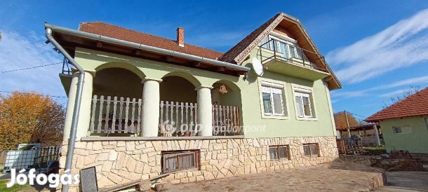 Monostorapátii eladó 237 nm-es ház