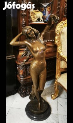 Monumentális női akt - bronz szobor
