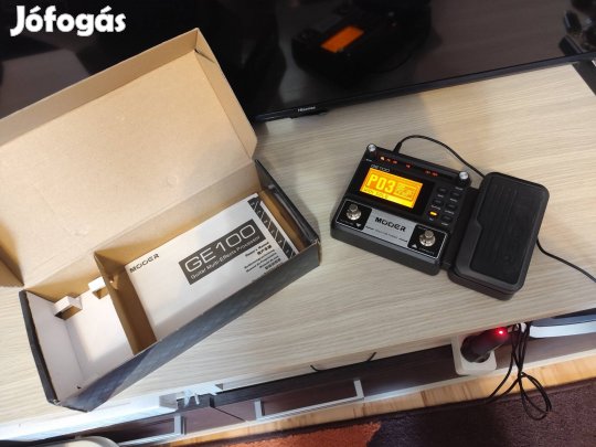 Mooer GE-100 gitár multieffekt adapterrel dobozában