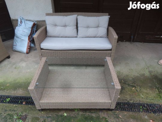 Mora polyrattan kanapé párnákkal és asztal