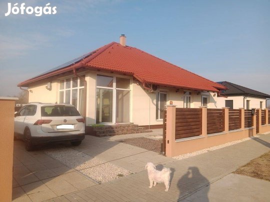 Mórahalmi 3 szobás, nagy nappalis, 135 nm-es, újszerű családi ház