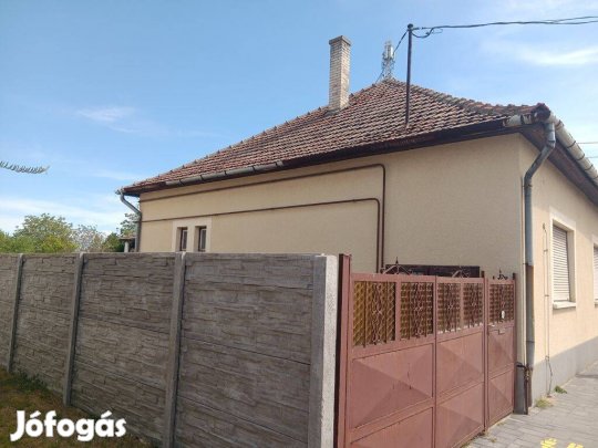 Mórahalom frekventált helyén, 3 lakásos, 180 nm-es családi ház