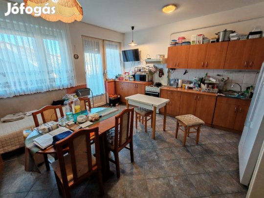 Móraváros központi részén kertkapcsolatos nappali+2 hálós lakás