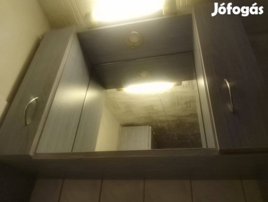 Mosdó fölötti szekrény