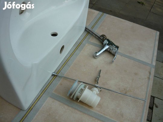 Mosdó tartozékokkal