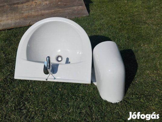 Mosdókagyló csappal