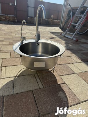 Mosogató csapteleppel .