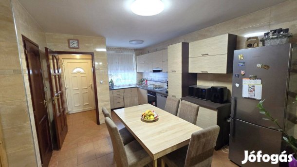 Mosonmagyaróváron 83 m2-es, 4 szobás sorház saját udvarral