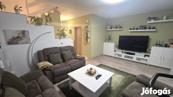 Mosonmagyaróváron 92 m2-es, 3 szobás lakás kertkapcsolattal