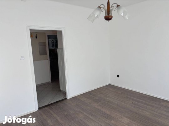 Mosonmagyaróváron a Radnóti utcában 75 m2-es erkélyes lakás kiadó
