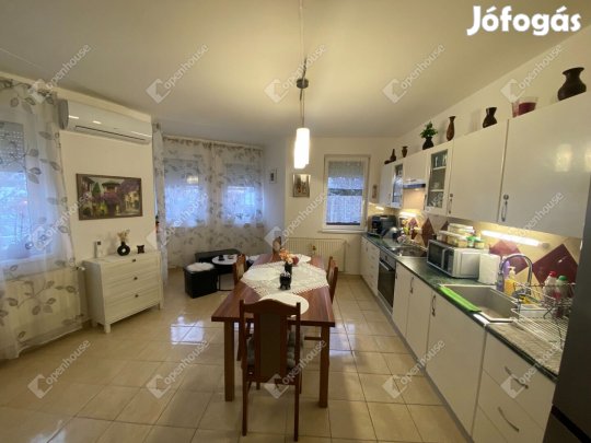 Mosonmagyaróváron felújított, 4 szobás társasházi lakás eladó