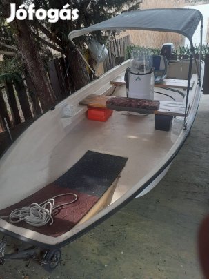 Motorcsónak katamarán