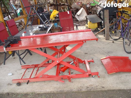 Motorkerékpár szerelő emelő állvány hidraulikus emelésű