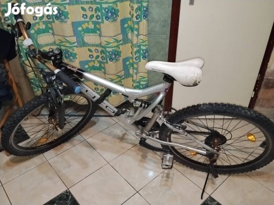 Mountain bike 26-os 24 sebességes összteleszkópos csere nincs 