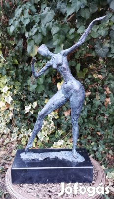 Mozgásba foglalt forma - bronz női akt szobor 