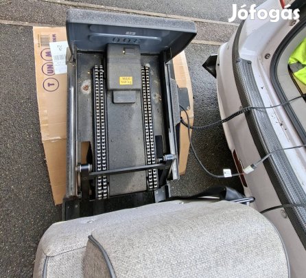 Mozgássérült emelő-forgó ülés járműbe (balra)