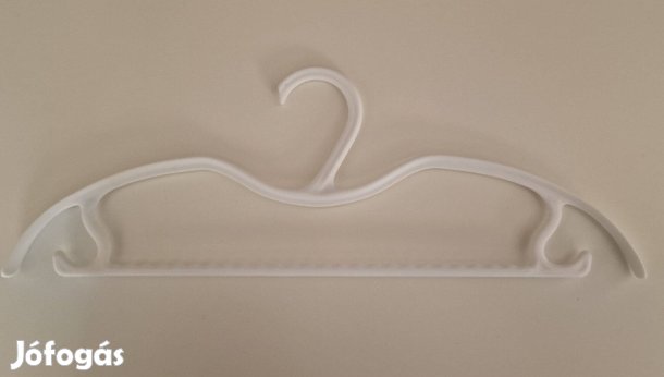 Műanyag, rövid nyakú, helytakarékos vállfa, rövid függőleges kialakítá