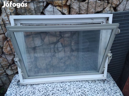 Műanyag ablak melléképületre bukó