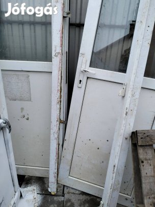 Műanyag ajtó kétszárnyas tokja szét let vágva de össze lehet rakni