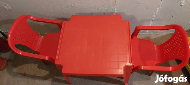Műanyag asztal 2 székkel