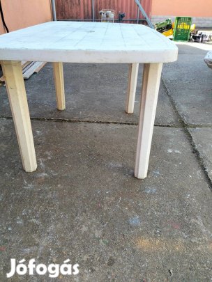 Műanyag asztal 4 db székel