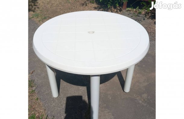 Műanyag asztal, szobába, teraszra, szédszedhető, így kis helyen elfér