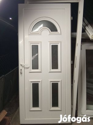 Műanyag bejárati ajtó